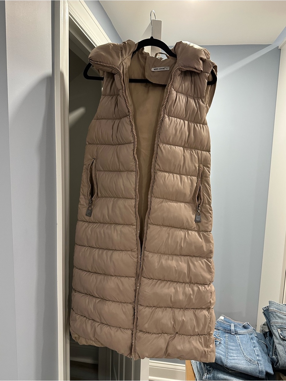 Sleeveless Quilted Puffer Vest in Taupe